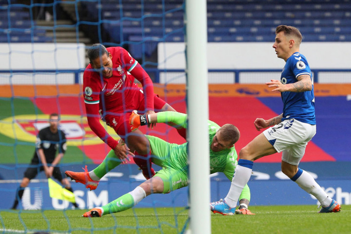 Pelanggaran keras terjadi pada menit ke-7 setelah bek Liverpool Virgil van Dijk diterjang oleh Pickford pada menit ke-7. Namun Pickford lolos dari hukuman kartu dari wasit karena van Dijk dalam posisi Offside.