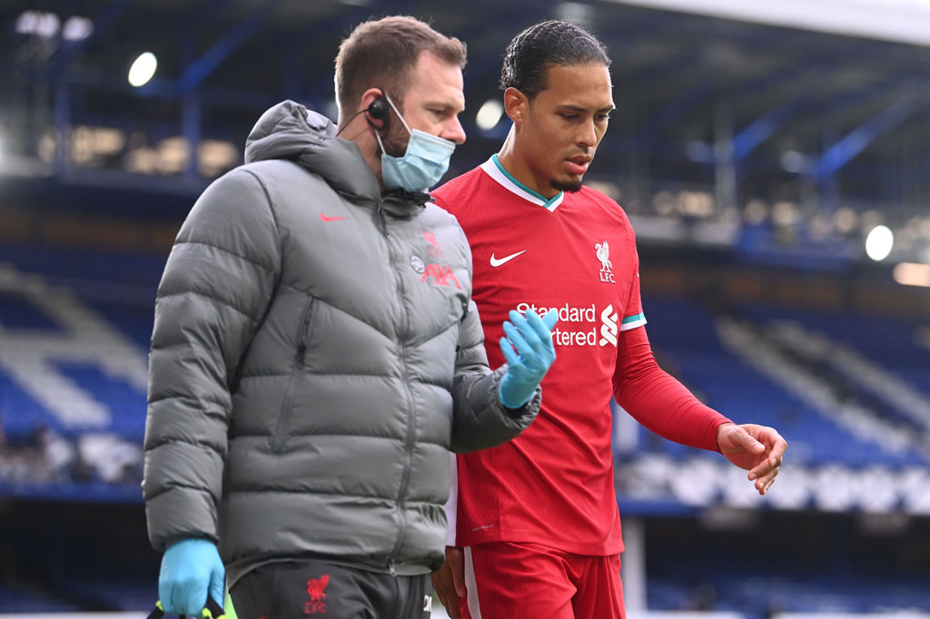 Van Dijk akhirnya tidak bisa meneruskan pertandingan dan kemudian digantikan oleh Joe Gomez empat menit kemudian.