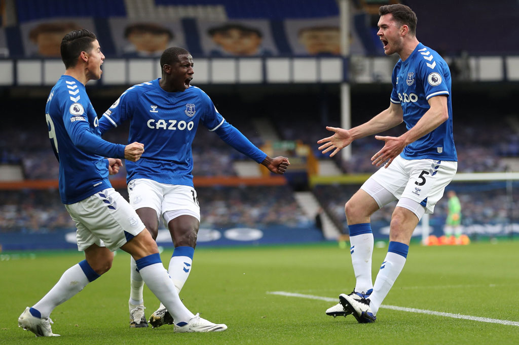 Absennya bek belanda membuat pertahanan Liverpool kerepotan. Terbukti pada menit ke-19 Everton berhasil menyamakan kedudukan lewat tandukan Michael Keane menyambut sepak pojok James Rodriguez.