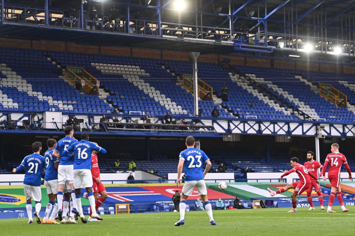 Liverpool hampir merestorasi keunggulan lewat eksekusi tendangan bebas Trent Alexander-Arnold pada menit ke-25. Sayangnya bola tidak terlalu tajam dan bisa ditepis Pickford.