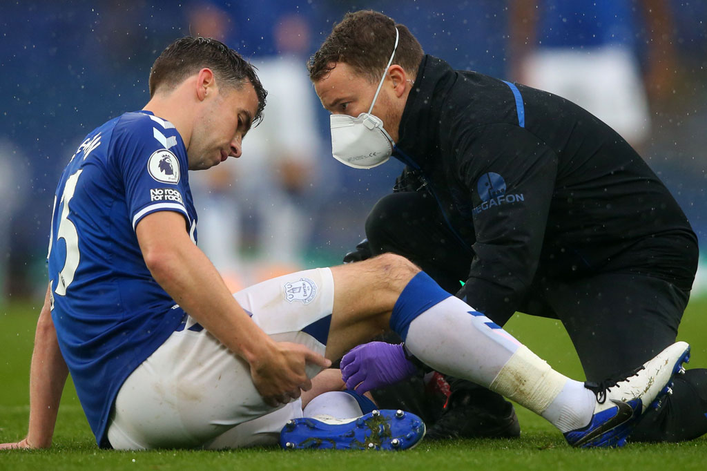 Enam menit kemudian, giliran Everton yang harus kehilangan sang kapten Seamus Coleman karena cedera hamstring. Hal itu memberi kesempatan rekrutan anyar Ben Godfrey melakoni debutnya sejak didatangkan dari Norwich City. Skor 1-1 bertahan hingga jeda