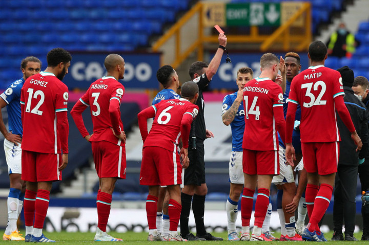 Everton harus menyelesaikan pertandingan dengan 10 pemain setelah Richarlison diganjar kartu merah karena melakukan pelanggaran keras terhadap Thiago Alcantara pada menit ke-89.