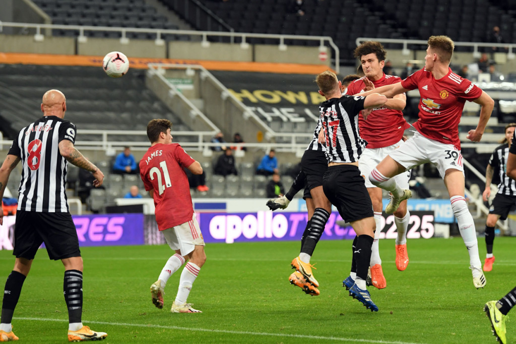 Kapten Harry Maguire membawa MU menyamakan kedudukan di menit ke-23. Umpan sepak pojok Juan Mata dimanfaatkan Maguire dengan sundulan ke sisi kiri kiper yang tidak bisa dijangkau Karl Darlow. AFP Photo/Stu Forster
