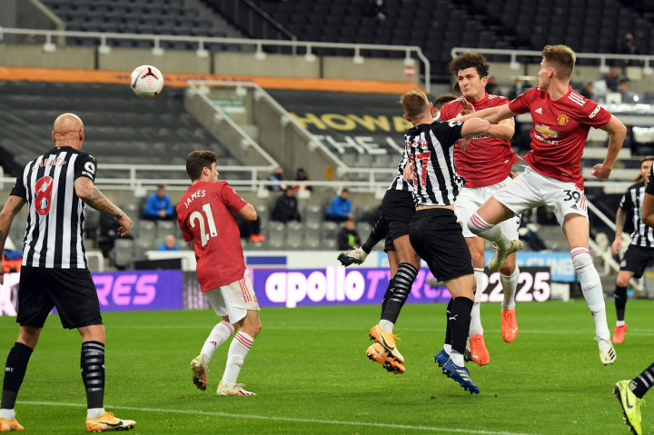 Kapten Harry Maguire membawa MU menyamakan kedudukan di menit ke-23. Umpan sepak pojok Juan Mata dimanfaatkan Maguire dengan sundulan ke sisi kiri kiper yang tidak bisa dijangkau Karl Darlow. AFP Photo/Stu Forster