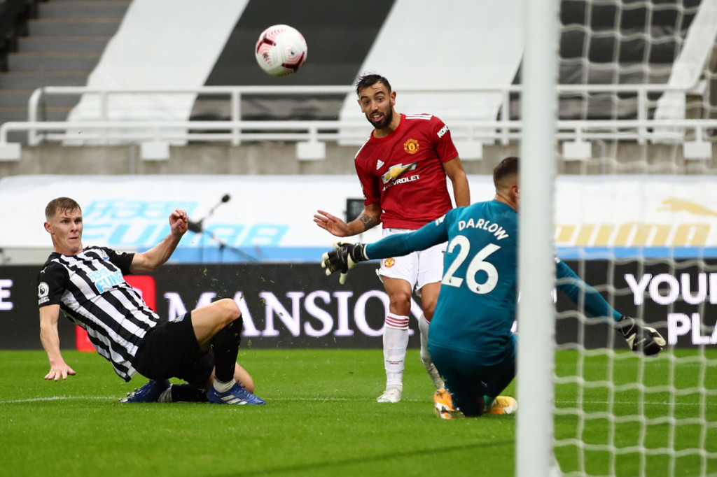 Bruno Fernandes sukses menebus kesalahan gagal penalti dengan gol di menit ke-86. Lewat serangan balik Rashford menekan Newcastle dari sisi kiri. AFP Photo/Alex Pantling
