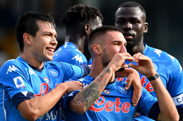 Matteo Politano melakukan selebrasi usai mencetak gol ke gawang Atalanta.
