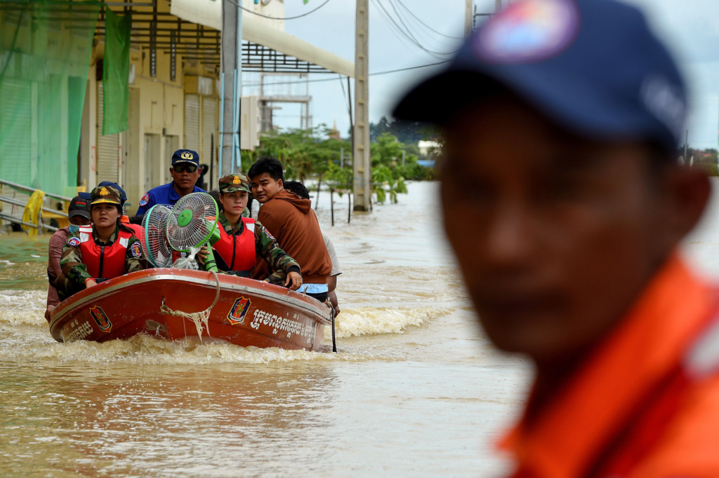 Banjir bandang terjadi di Kamboja akibat badai tropis Saudel, Minggu, 18 Oktober 2020. Total 26.608 terpaksa dievakuasi dan 26 orang meninggal dunia. 