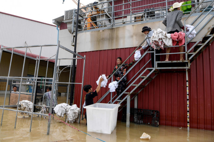 Ada 19 dari 25 kota dan provinsi di Kamboja terendam banjir sejak bulan ini. Masyarakat yang terdampak mencapai 245 ribu orang.