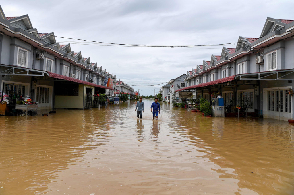 National Committee for Disaster Management (NCDM) berkata 59.268 rumah dan 242.372 hektar persawahan ikut terendam banjir.