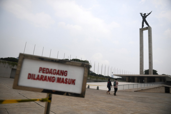 Warga beraktivitas di Taman Lapangan Banteng, Jakarta.