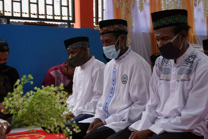 Sebanyak 10 pasang calon pengantin muslim asli Papua mengikuti kegiatan nikah massal yang digelar oleh Yayasan Sahabat Muda Adi Yasa (SMAY) dengan tetap mengikuti protokol kesehatan di tengah pandemi Covid-19.