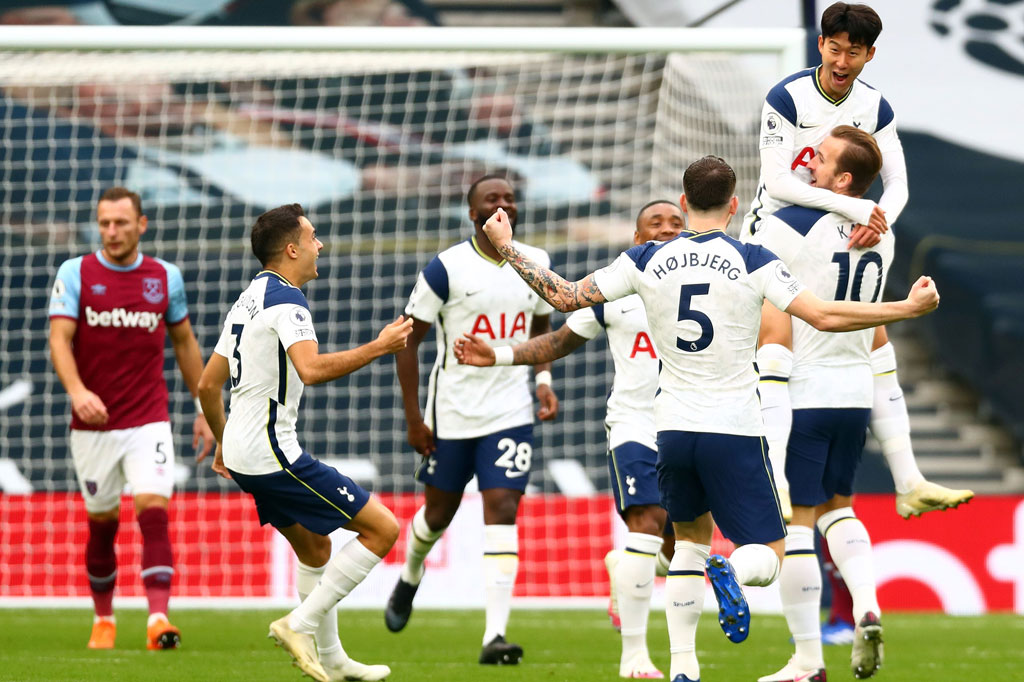 Tottenham memulai pertandingan dengan cara terbaik saat serangan pertama mereka diakhiri umpan cantik Harry Kane yang diselesaikan sempurna oleh Son Heung-min ke pojok kanan bawah gawang tim tamu.