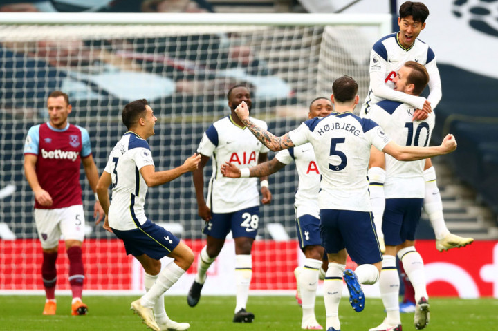 Tottenham memulai pertandingan dengan cara terbaik saat serangan pertama mereka diakhiri umpan cantik Harry Kane yang diselesaikan sempurna oleh Son Heung-min ke pojok kanan bawah gawang tim tamu.