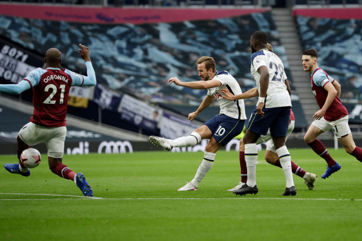Tujuh menit kemudian, Harry Kane kembali memperlihatkan ketajamannya dengan mengolongi Declan Rice sebelum melepaskan tembakan keras untuk menaklukkan kiper Lukasz Fabianski.