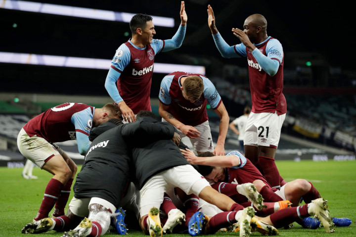 Ketertinggalan West Ham terpangkas lagi tiga menit kemudian ketika Vladimir Coufal melepaskan umpan silang tajam. Davinson Sanchez yang berusaha menghalaunya tetapi malah membelokkan bola ke dalam gawang sendiri.