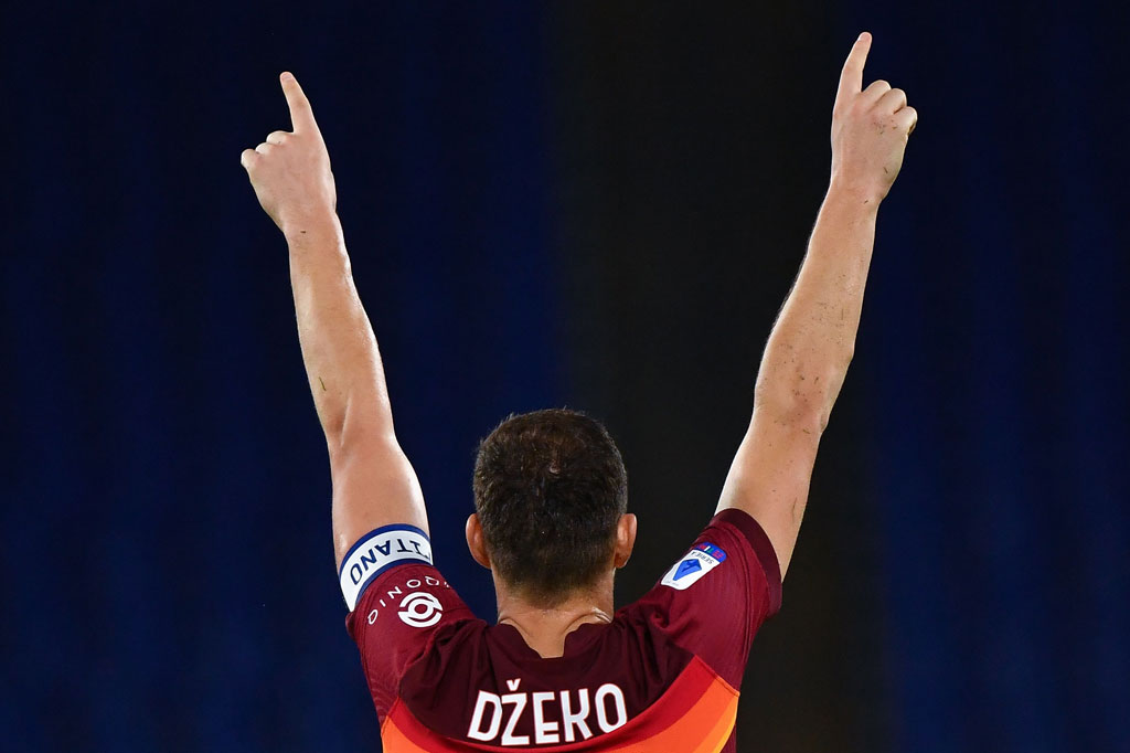 Dzeko melakukan selebrasi usai menjebol gawang tim tamu untuk kedua kalinya.