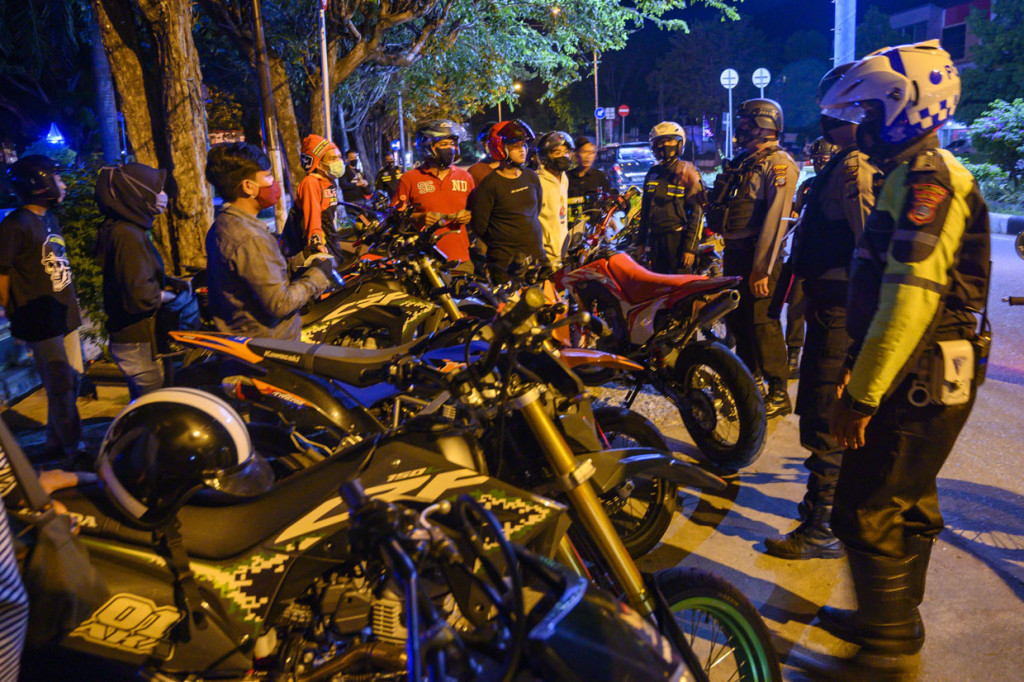 Aparat kepolisian membubarkan anggota komunitas motor yang berkumpul di salah satu ruas jalan di Palu, Sulawesi Tengah.