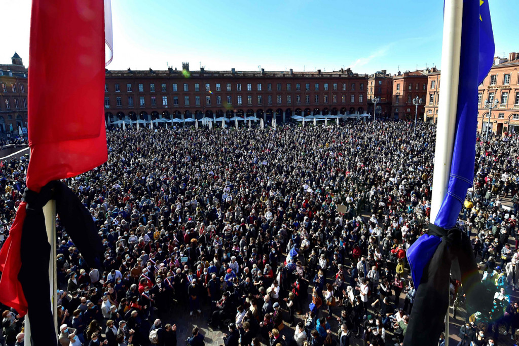 Ribuan orang berdemonstrasi di pusat kota Paris, Prancis, dalam unjuk rasa solidaritas menentang pemenggalan kepala seorang guru lantaran menunjukkan kartun Nabi Muhammad SAW kepada murid-muridnya, Minggu, 18 Oktober 2020. AFP Photo/Georges Gobet