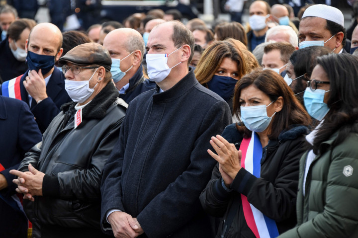 Castex didampingi oleh Menteri Pendidikan Jean-Michel Blanquer, Wali Kota Paris Anne Hidalgo, Menteri Dalam Negeri junior Marlene Schiappa yang mengatakan dia ada di sana 