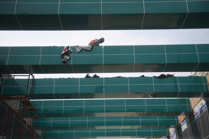 Pekerja menyelesaikan pembangunan Underpass Senen Extension di Jakarta.