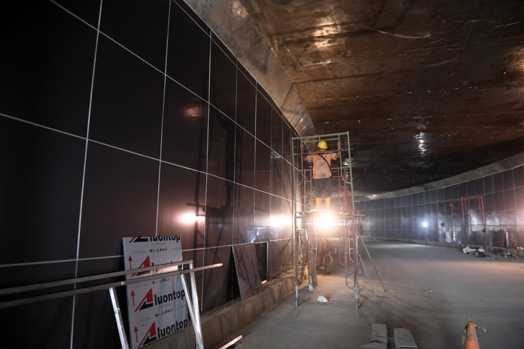 Pekerja menyelesaikan pembangunan Underpass Senen Extension di Jakarta.
