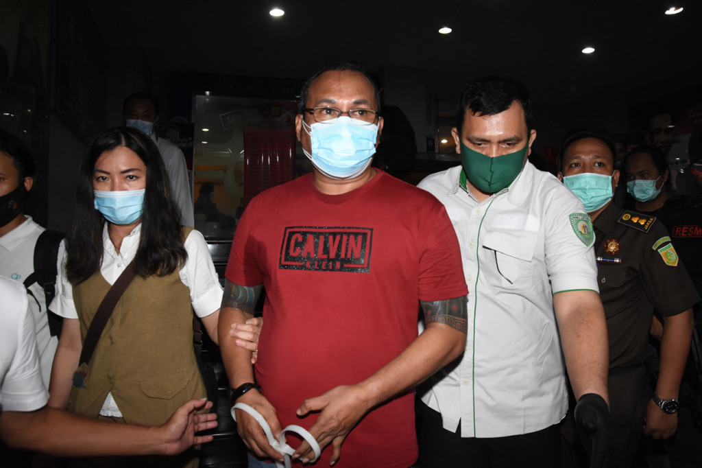 Polda Metro Jaya melimpahkan tersangka John Kei bersama enam tersangka lainnya ke Kejaksaan Negeri Jakarta Barat melalui Kejaksaan Tinggi DKI Jakarta untuk selanjutnya disidangkan dalam kasus pembunuhan berencana dan penyerangan di kawasan Duri Kosambi, Jakarta Barat dan Perumahan Green Lake City, Kota Tangerang pada Minggu, 21 Juni 2020 silam.