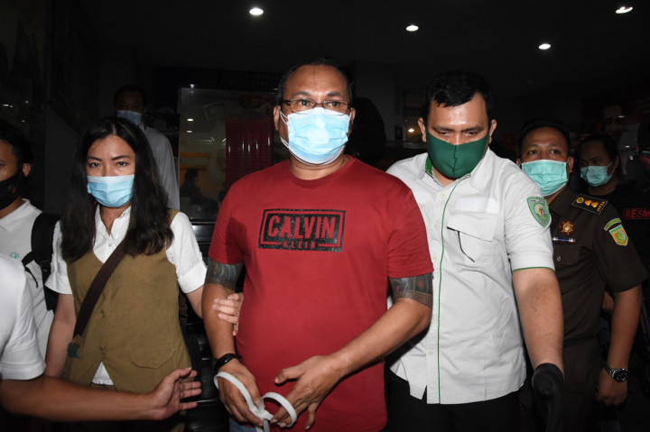 Polda Metro Jaya melimpahkan tersangka John Kei bersama enam tersangka lainnya ke Kejaksaan Negeri Jakarta Barat melalui Kejaksaan Tinggi DKI Jakarta untuk selanjutnya disidangkan dalam kasus pembunuhan berencana dan penyerangan di kawasan Duri Kosambi, Jakarta Barat dan Perumahan Green Lake City, Kota Tangerang pada Minggu, 21 Juni 2020 silam.