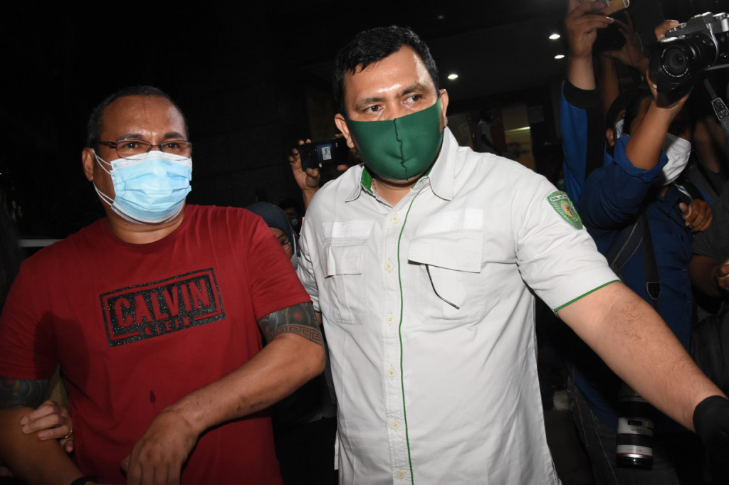 Petugas membawa tersangka pelaku pembunuhan berencana dan penyerangan John Refra alias John Kei (kiri) saat pelimpahan tahap dua tersangka dan barang bukti di Polda Metro Jaya, Jakarta.