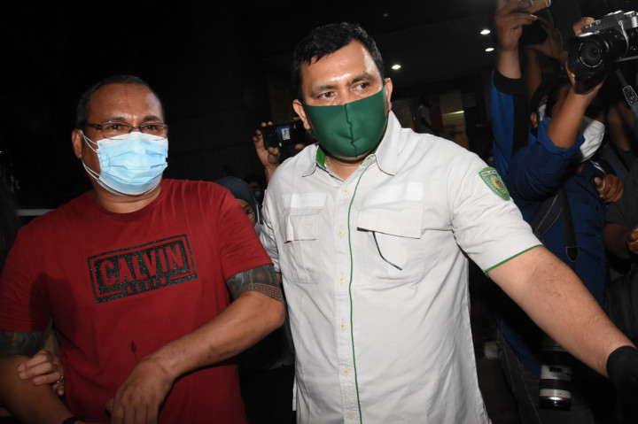 Petugas membawa tersangka pelaku pembunuhan berencana dan penyerangan John Refra alias John Kei (kiri) saat pelimpahan tahap dua tersangka dan barang bukti di Polda Metro Jaya, Jakarta.