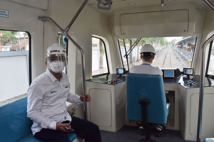 Menurut rencana trem bertenaga baterai berkapasitas sekitar 80 penumpang seharga sekitar Rp15 miliar per unit tersebut akan ditawarkan ke Kongo dan pasar dalam negeri.