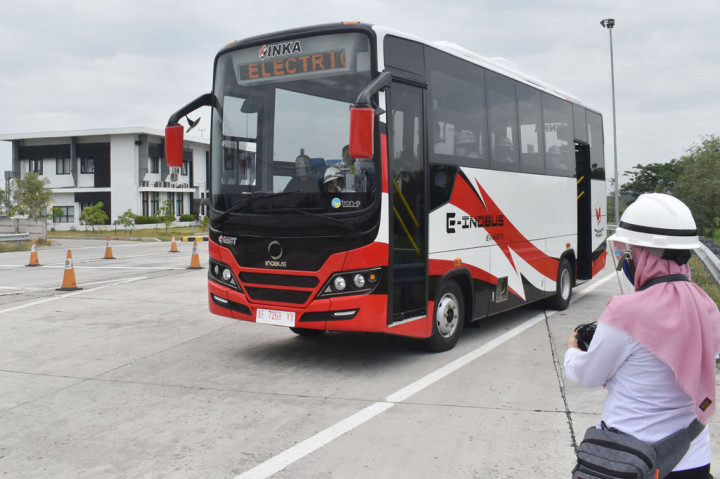 Selain trem, PT INKA juga tengah melakukan pengujian prototipe bus listrik medium. Pengujian performa bus listrik yang diproduksi PT INKA bekerjasama dengan Tron-E Taiwan dan Piala Mas Malang tersebut dilakukan sebelum diproduksi secara massal.