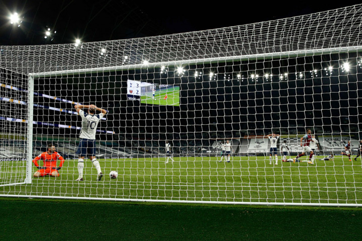 Tottenham Hotspur membuang keunggulan tiga gol dan akhirnya diimbangi West Ham United 3-3 dalam laga pekan kelima Liga Inggris di Stadion Tottenham Hotspur, London, Minggu, 18 Oktober 2020 malam WIB.