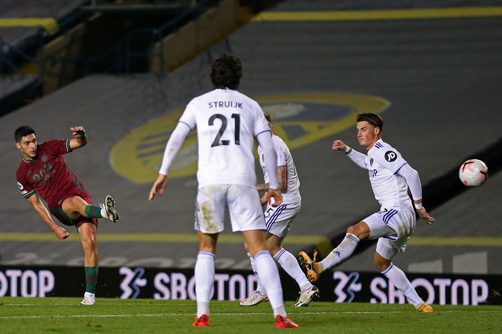 Menerima umpan jauh dari Maximilian Kilman, Jimenez mengecoh beberapa pemain Leeds sebelum melepaskan tembakan yang sempat membentur kepala Kalvin Phillips sehingga mengecoh kiper Illan Meslier.