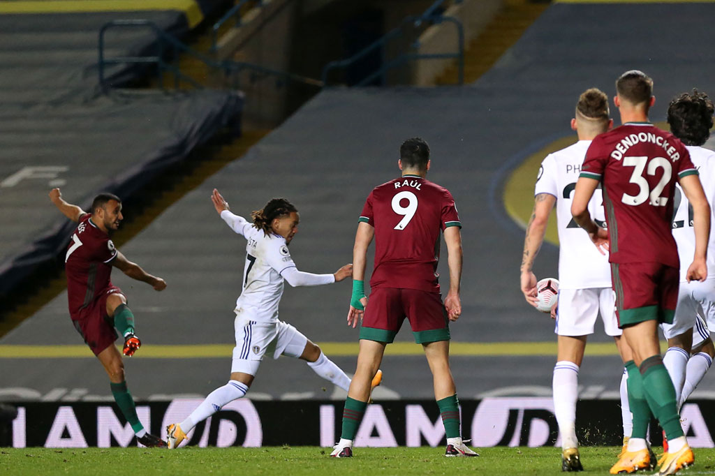 Delapan menit memasuki babak kedua Romain Saiss mengira sudah memecahkan kebuntuan ketika menjebol gawang tuan rumah, tetapi gol itu dianulir oleh wasit David Coote dan VAR karena Daniel Podence sudah lebih dulu offside.