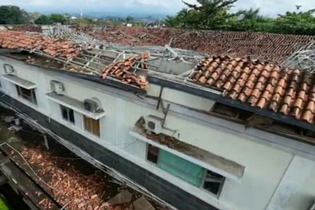 Hujan deras yang terjadi sejak beberapa hari terakhir telah mengakibatkan atap gedung Instalasi Gawat Darurat (IGD) di lantai dua Rumah Sakit Umum Daerah (RSUD) Kabupaten Ciamis, roboh, Senin, 19 Oktober 2020 malam.