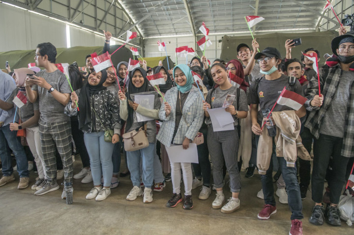 
Pandemi virus korona (covid-19) membuat Indonesia dan ratusan negara lain di dunia jungkir balik unutk mengatasi dampaknya. Pemerintah pusat hingga daerah
harus melakukan reformasi, transformasi dan kolaborasi. Sebelum wabah menyebar di tanah air, fokus perhatian pada pemulangan WNI di luar negeri yang berada di epicentrum
covid-19. Sebanyak 238 WNI dari Wuhan, Tiongkok dijemput dan menjalani karantina di Pulau Natuna sebelum kembali ke keluarganya.  ANTARA FOTO/Muhammad Adimaja
