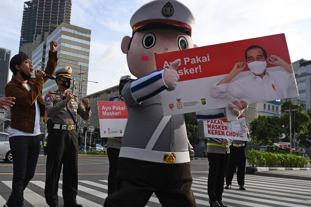 Pemerintah juga gencar melakukan kampanye protokol kesehatan yaitu dengan memakai masker, mencuci tangan dengan sabun, dan menjaga jarak (3M). Di saat bersamaan Pemerintah menyiapkan ketersediaan alat tes dan melakukan pelacakan. Sekaligus memastikan ketersediaan rumah sakit dan kesiapan tenaga medis. ANTARA FOTO/Wahyu Putro A