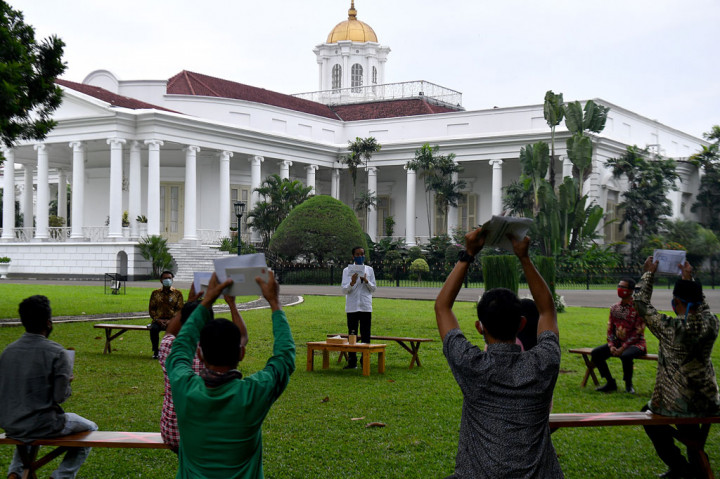 Pemerintah menaikkan alokasi anggaran penanganan covid-19 dari Rp677,2 T menjadi Rp695,2 T. Peningkatan tersebut
terjadi karena adanya kebutuhan korporasi dan daerah yang bertambah di tengah upaya pemulihan covid-19. Alokasi anggaran itu diperuntukan untuk menangani kesehatan, perlindungan sosial, dan dukungan UMKM, dunia usaha, serta Pemda. ANTARA FOTO/Sigid Kurniawan