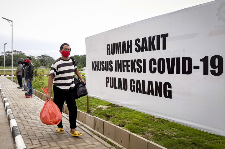 Meningkatnya jumlah pasien covid-19 membuat Pemerintah menggenjot rumah sakit rujukan khusus covid-19. Wisma Atlet di Jakarta hanya dalam tempo empat hari diubah peruntukannya menjadi rumah sakit khusus pasien COVID-19 dengan fasilitas yang lengkap. Pemerintah bahkan membuat rumah sakit darurat dua lantai yang cukup canggih di Pulau Galang hanya dalam kurun waktu kurang dari sebulan. ANTARA FOTO/Pradanna Putra Tampi
