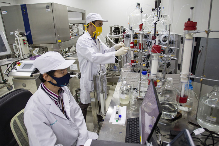 Salah satu inovasi penting yang sedang disiapkan berupa
vaksin covid-19. Keberadaan vaksin ini menjadi kebutuhan
mendesak di seluruh dunia. Vaksin yang sedang disiapkan
ini diberi label Vaksin Merah Putih. Adalah Lembaga Biomolekuler Eijkman yang memimpin konsorsium
pengembangan vaksin covid-19 yang berupa protein rekombinan. ANTARA FOTO/Dhemas Reviyanto