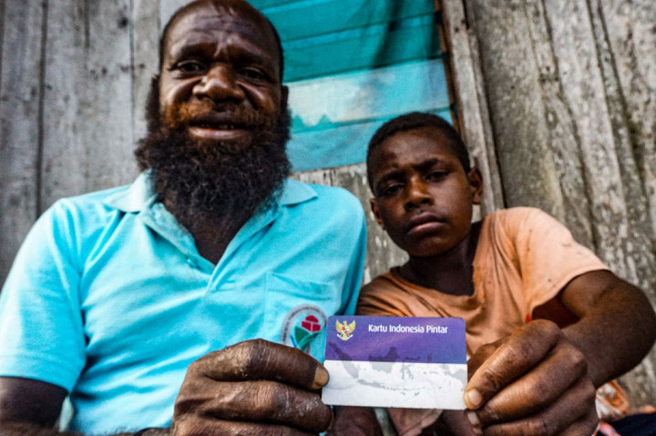 Di bidang pendidikan, Pemerintah juga menyiapkan sekolah gratis hingga perguruan tinggi. Sekolah hingga sarjana kini bisa dicapai semua kalangan masyarakat. Pemerintah menyediakan bantuannya dengan Kartu Indonesia Pintar. Upaya yang disiapkan untuk siswa SD, SMP, dan SMA. Kartu Indonesia Pintar Kuliah juga disiapkan untuk mereka yang terdata sebagai penerima KIP dan ingin melanjutkan pendidikan hingga jadi sarjana. ANTARA FOTO/Indrayadi TH