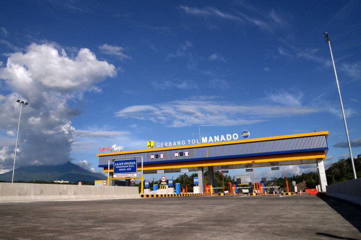 Pemerintah juga terus mengejar investasi di bidang infrastruktur, khususnya infrastruktur konektivitas. Terakhir, Jokowi meresmikan Tol Manado-Bitung, ruas Manado -Donowudu sepanjang 26 km. Ini menjadi tol pertama di Sulawesi Utara. Pembangunan infrastruktur konektivitas tersebut untuk menurunkan biaya logistik dan memberikan kemudahan bagi rakyat menuju fasilitas sosial dasar.  ANTARA FOTO/Adwit B Pramono