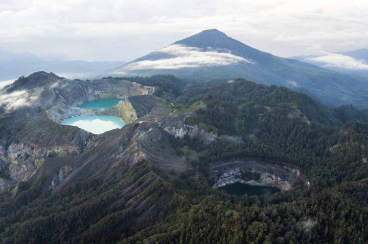 Taman Nasional Kelimutu seluas 5.3356,50 hektar, terdapat tiga kawah danau yang berada di ketinggian 1.500-1731 meter di atas permukaan laut, Keunikan danau tiga warna Kelimutu menjadi ikon pariwisata di kabupaten Ende yang banyak dikunjungi wisatawan mancanegara maupun domestik.