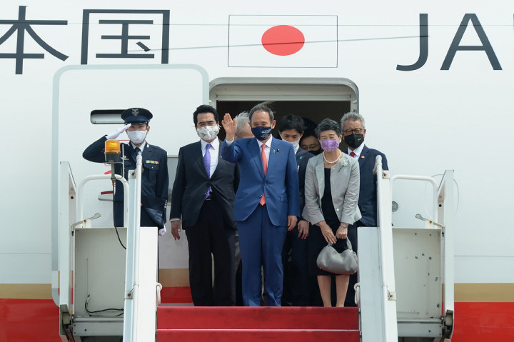Perdana Menteri Jepang Yoshihide Suga bersama Madam Suga Mariko tiba di Bandara Soekarno Hatta, Tangerang, Banten.
