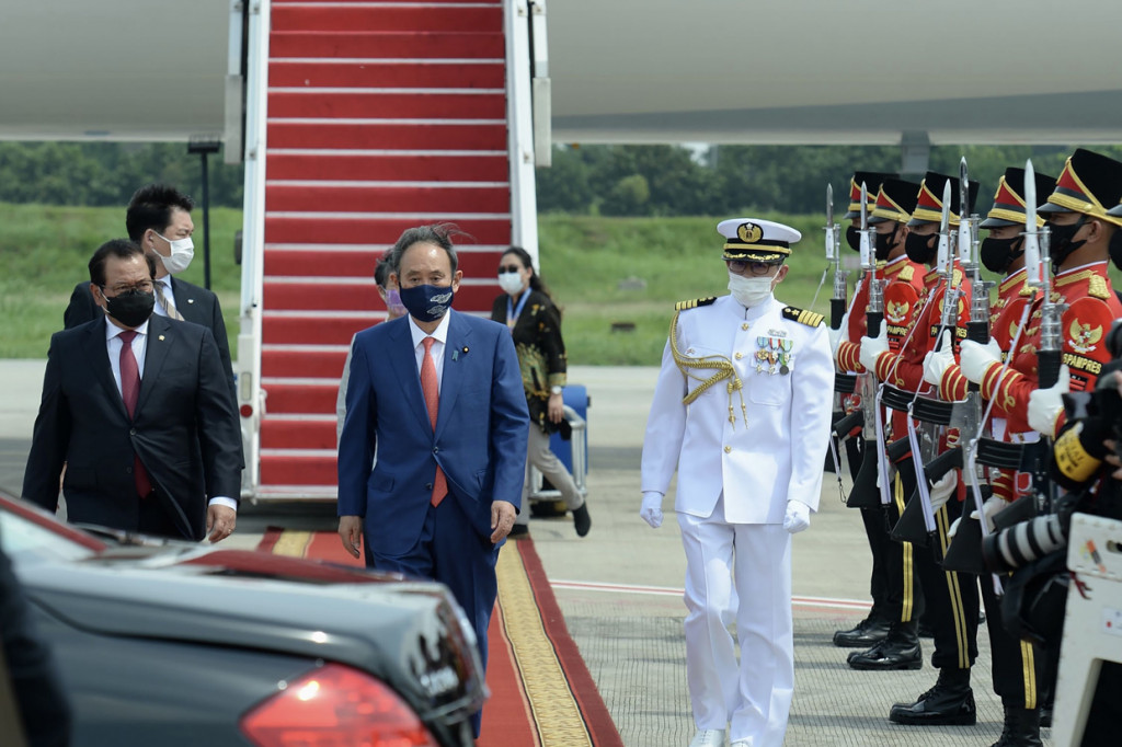 PM Yoshihide Suga bersama Madam Suga Mariko disambut oleh Sekretaris Kabinet Pramono Anung.