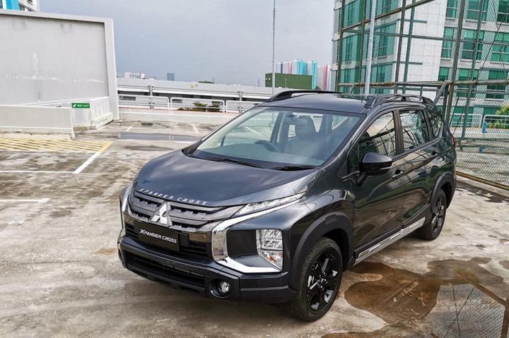 Perubahan di sektor eksterior tampak di bagian aksen hitam dan perubahan dapat ditemukan pada front lower bumper, rear lower bumper, alloy wheel, door mirror, beltline molding, roof rail, dan penyematan emblem Rockford Fosgate Black Edition di belakang.
