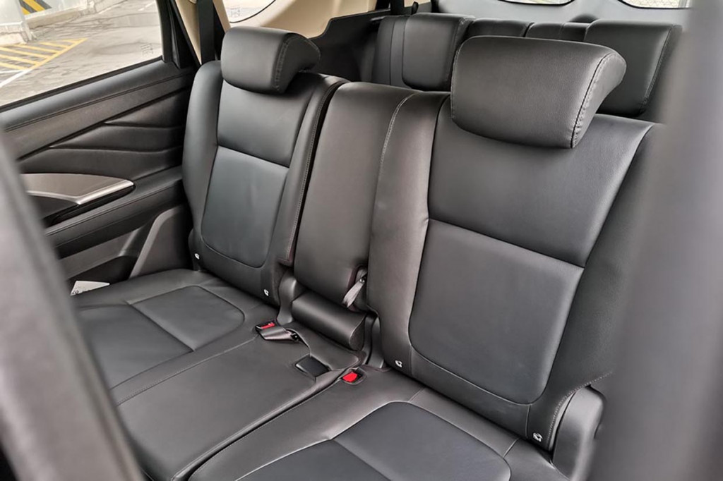 Ektor interior yang dibuat lebih mewah berupa balutan kulit di berbagai komponen, serta aksen panel door trim dengan geometric pattern.

