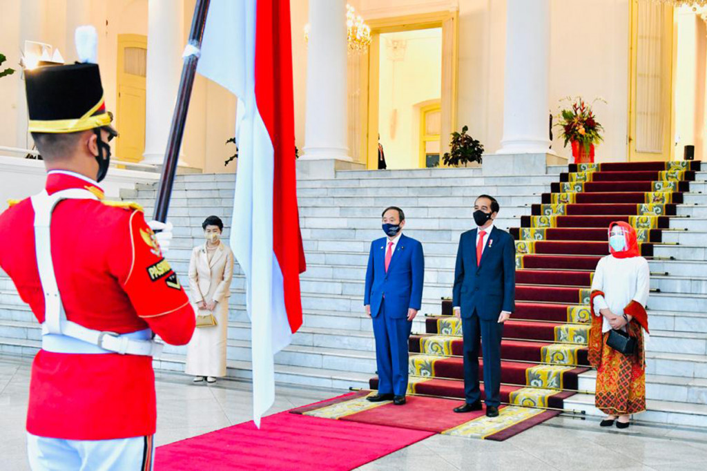Presiden Joko Widodo didampingi Ibu Negara Iriana Joko Widodo secara resmi menyambut kunjungan Perdana Menteri (PM) Jepang Yoshihide Suga beserta Ibu Mariko Suga di Istana Kepresidenan Bogor, Jawa Barat.