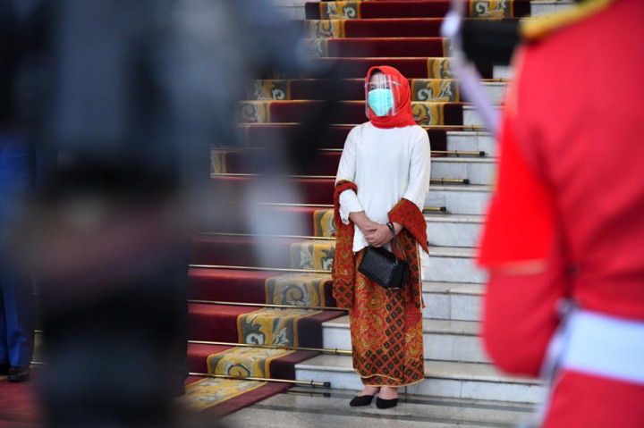 Kunjungan PM Yoshihide Suga kali ini juga merupakan kunjungan pertama seorang kepala pemerintahan ke Indonesia di masa pandemi Covid-19. Untuk itu, sejumlah penyesuaian dalam upacara penyambutan kenegaraan pun dilakukan, misalnya jumlah pasukan kehormatan yang terbatas dan dengan jarak yang lebih renggang.