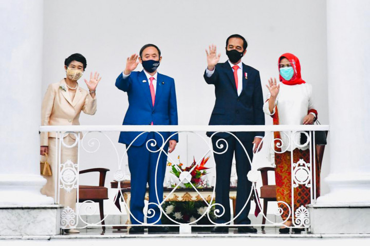 Setibanya di Istana Bogor sekitar pukul 16.00 WIB, rombongan PM Yoshihide Suga disambut oleh Presiden Jokowi dan Ibu Iriana. Prosesi penyambutan kemudian dilanjutkan dengan upacara penyambutan resmi di teras Istana karena situasi hujan.